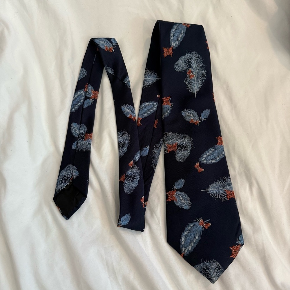 Like New Vintage Omega Feather and Butterfly Pattern Tie
